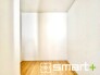 ～憧れのウォークインクローゼット～
・居室にウォークインを設ける事で季節ものや趣味の用具などもスッキリと収納可能です。
・ぜひ現地でその便利さをご体感くださいませ。
(1号棟)
