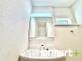 ～シャワー付き洗面台を採用～
・洗面台の蛇口がホースで伸びシャワーとしてご利用可能。
・朝の寝ぐせ直しなどにシャワーを使いたい時、洗面台の掃除をする際にも便利にお使いいただけますよ。
