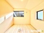 ～２面採光の明るいお部屋～
・洋室は２面採光とする事で穏やかな陽の入る明るい空間となっております。
・くつろぎのプライベート時間を明るい空間で穏やかにお過ごしいただけます。
(１号棟)