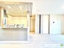 ～折下げ天井でオシャレな空間～
・キッチン部分に折下げ天井を施すことでリビングが広く見える効果もあり、開放的な空間が広がります。
・オシャレなキッチンで毎日の家事も楽しくなりますね。
(１号棟)
