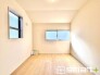 ～２面採光の明るいお部屋～
・洋室は２面採光とする事で穏やかな陽の入る明るい空間となっております。
・くつろぎのプライベート時間を明るい空間で穏やかにお過ごしいただけます。
