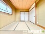 ～「和みの部屋」和室をご用意～
・ゴロンと寝転がったり、お子様のいるご家庭ではお子様を寝かしつけたり、などご活用いただける和室をご用意。
・やはり畳の香りは心が落ち着きますね。
