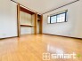 ～収納豊富な洋室～
・各居室に備え付けの収納をご用意。タンスなどを置く場合と比べ出っ張らないので部屋の中を有効のご活用いただけます。
・収納の広さなどぜひ現地でご確認くださいませ。
