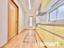 ～リビングを有効活用～
・キッチンは対面式ではなく壁側にございますので、お部屋の中の空間を有効活用できます。
・現地ではぜひ家具の配置などもイメージしながらご見学くださいませ。
