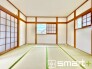 ～２面採光の明るいお部屋～
・和室は２面採光とする事で穏やかな陽の入る明るい空間となっております。
・くつろぎのプライベート時間を明るい空間で穏やかにお過ごしいただけます。
