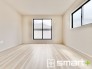 ～２面採光の明るいお部屋～
・洋室は２面採光とする事で穏やかな陽の入る明るい空間となっております。
・くつろぎのプライベート時間を明るい空間で穏やかにお過ごしいただけます。
(１号棟)