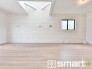 3号棟 ～穏やかな陽の入るＬＤＫ～
・大きな窓のあるＬＤＫは陽当りも良好で明るい空間となっております。
・ご家族団らんなど過ごす時間の多いＬＤＫが明るいのは嬉しいポイントですね。

