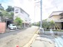 1号棟 ～閑静な住宅街の立地～
・周辺は閑静な住宅街となっておりますので、静かな暮らしをご実現いただけます。
・前面道路の交通量も多くないので、小さなお子様がいるご家庭でもご安心ですね。
