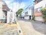 2号棟 ～閑静な住宅街の立地～
・周辺は閑静な住宅街となっておりますので、静かな暮らしをご実現いただけます。
・前面道路の交通量も多くないので、小さなお子様がいるご家庭でもご安心ですね。
