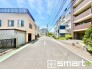 ～閑静な住宅街の立地～
・周辺は閑静な住宅街となっておりますので、静かな暮らしをご実現いただけます。
・前面道路の交通量も多くないので、小さなお子様がいるご家庭でもご安心ですね。
