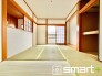 ～「和みの部屋」和室をご用意～
・ゴロンと寝転がったり、お子様のいるご家庭ではお子様を寝かしつけたり、などご活用いただける和室をご用意。
・やはり畳の香りは心が落ち着きますね。
