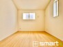 ～２面採光の明るいお部屋～
・洋室は２面採光とする事で穏やかな陽の入る明るい空間となっております。
・くつろぎのプライベート時間を明るい空間で穏やかにお過ごしいただけます。
(２号棟)