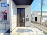 ～お住まいの顔「玄関」～
・玄関ドアの上にはもちろん軒がございますので、雨の日でも濡れずに鍵の開閉が可能です。
・鍵は防犯性に優れたディンプルキーを採用。
(１号棟)
