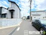 1号棟 ～閑静な住宅街の立地～
・周辺は閑静な住宅街となっておりますので、静かな暮らしをご実現いただけます。
・前面道路の交通量も多くないので、小さなお子様がいるご家庭でもご安心ですね。
