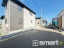 ～十分な広さのある前面道路～
・前面道路は約６ｍございますので、お車でのすれ違いも楽々で余計なストレスがかかりません。
・日々お車での移動が多い方には大切なポイントですね。

