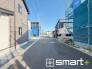 ～閑静な住宅街の立地～
・周辺は閑静な住宅街となっておりますので、静かな暮らしをご実現いただけます。
・前面道路の交通量も多くないので、小さなお子様がいるご家庭でもご安心ですね。
