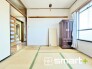 ～「和みの部屋」和室～
・ゴロンと寝転がったり、お子様のいるご家庭ではお子様を寝かしつけたり、などご活用いただける和室をご用意。
