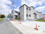 ～閑静な住宅街の立地～
・周辺は閑静な住宅街となっておりますので、静かな暮らしをご実現いただけます。
・前面道路の交通量も多くないので、小さなお子様がいるご家庭でもご安心ですね。
