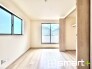 ～２面採光の明るいお部屋～
・洋室は２面採光とする事で穏やかな陽の入る明るい空間となっております。
・くつろぎのプライベート時間を明るい空間で穏やかにお過ごしいただけます。
