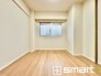 ～収納豊富な洋室～
・各居室に備え付けの収納をご用意。タンスなどを置く場合と比べ出っ張らないので部屋の中を有効のご活用いただけます。
・収納の広さなどぜひ現地でご確認くださいませ。
