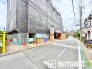 ～閑静な住宅街の立地～
・周辺は閑静な住宅街となっておりますので、静かな暮らしをご実現いただけます。
・前面道路の交通量も多くないので、小さなお子様がいるご家庭でもご安心ですね。
