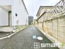 ～ゆとりあるカースペース～
・セカンドカーや来客時にも困らないカースペース。自転車やバイクのおける余裕の広さです。
・カーポートなどのオプションもお気軽にご相談くださいませ。
(１号棟)