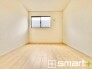 ～２面採光の明るいお部屋～
・洋室は２面採光とする事で穏やかな陽の入る明るい空間となっております。
・くつろぎのプライベート時間を明るい空間で穏やかにお過ごしいただけます。
(１号棟)