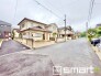 ～閑静な住宅街の立地～
・周辺は閑静な住宅街となっておりますので、静かな暮らしをご実現いただけます。
・前面道路の交通量も多くないので、小さなお子様がいるご家庭でもご安心ですね。
(１号棟)
