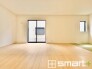1号棟 ～窓からはたっぷりの陽光～
・大きな窓から明るい陽光が舞い込みお部屋全体を心地のよい空間に。
・柔らかみのあるナチュラルカラーで、家具やカーテンの色も選びやすいです。
