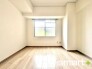 ～明るく暖かな光が差し込む洋室～
・窓からたっぷりの光が舞い込み、お部屋全体を優しく包み込んでくれます。
・くつろぎのプライベート時間を明るい空間で穏やかにお過ごしいただけます。
