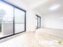 ～窓からはたっぷりの陽光～
・大きな窓から明るい陽光が舞い込みお部屋全体を心地のよい空間に。
・柔らかみのあるナチュラルカラーで、家具やカーテンの色も選びやすいですね。