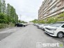 ～便利な平面駐車場～
・広い敷地を活かした平面式の駐車場。車の出し入れが楽で利便性に優れます。
・空き状況などもお気軽にお問い合わせくださいませ。
