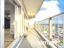 ～洗濯物も干しやすいバルコニー～
・陽当たり良好な南側のバルコニーは２部屋から出入りができて毎日のお洗濯も快適。
・物干し竿受けが標準装備されているのですぐにお使いいただけます。