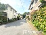 ～閑静な住宅街の立地～
・周辺は閑静な住宅街となっておりますので、静かな暮らしをご実現いただけます。
・前面道路の交通量も多くないので、小さなお子様がいるご家庭でもご安心ですね。
