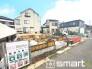 ～閑静な住宅街の立地～
・周辺は閑静な住宅街となっておりますので、静かな暮らしをご実現いただけます。
・前面道路の交通量も多くないので、小さなお子様がいるご家庭でもご安心ですね。
