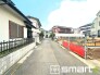 ～十分な広さのある前面道路～
・前面道路は約４ｍございますので、お車でのすれ違いも可能で余計なストレスがかかりません。
・日々お車での移動が多い方には大切なポイントですね。
