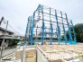 1号棟 ～ベタ基礎でしっかりとした土台～
・コンクリートの中に鉄筋を配し強度を高めた「ベタ基礎」を採用。
・しっかりとした土台を造ったうえで、その上に建物が築造されていきます。
