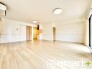 ～日当り良好です～
・たくさんの窓からたっぷりの陽光が差し込む明るいお部屋で寛ぎのひと時を。
・柔らかみのあるナチュラルカラーで、家具やカーテンの色も選びやすいですね。
