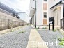 ～お庭もある余裕の敷地～
・広々した敷地にはお庭もご用意。お庭があるだけで余裕を感じますね。
・防草シートや人工芝の敷設などのオプションもお気軽にご相談くださいませ。
