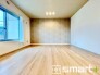 ～明るく暖かな光が差し込む洋室～
・大きな窓からたっぷりの光が舞い込み、お部屋全体を優しく包み込んでくれます。
・収納付きなので整理整頓しやすく、生活空間が広がりますね。
