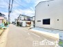 ～開放感ある角地のお住まい～
・２方向が空く事で開放感のある角地に位置しております。
・窮屈な感じが無く、ゆったりと暮らせるこの魅力をぜひ現地でご体感くださいませ。

