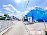 ～閑静な住宅街の立地～
・周辺は閑静な住宅街となっておりますので、静かな暮らしをご実現いただけます。
・前面道路の交通量も多くないので、小さなお子様がいるご家庭でもご安心ですね。
