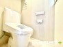 ～窓付きの明るいトイレ～
・外からの日差しを取り込むので、昼間は窓からの光で十分ですね。
・使用後や掃除の際に窓を開ければ、外からの新鮮な空気を取り込み素早く換気ができます。
(Ｂ号棟)