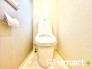 ～窓付きの明るいトイレ～
・外からの日差しを取り込むので、昼間は窓からの光で十分ですね。
・使用後や掃除の際に窓を開ければ、外からの新鮮な空気を取り込み素早く換気ができます。