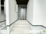 ～お住まいの顔「玄関」～
・玄関ドアの上にはもちろん軒がございますので、雨の日でも濡れずに鍵の開閉が可能です。
・鍵は防犯性に優れたディンプルキーを採用。（１号棟）
