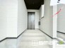 ～お住まいの顔「玄関」～
・玄関ドアの上にはもちろん軒がございますので、雨の日でも濡れずに鍵の開閉が可能です。
・鍵は防犯性に優れたディンプルキーを採用。
