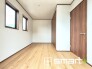 ～収納豊富な洋室～
・各居室に備え付けの収納をご用意。タンスなどを置く場合と比べ出っ張らないので部屋の中を有効のご活用いただけます。
・収納の広さなどぜひ現地でご確認くださいませ。
