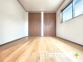 ～日当たり良好の明るい洋室～
・穏やかな陽だまりに包まれる居心地の良い洋室。明るい空間で穏やかにお過ごしいただけます。
・たっぷりの収納スペース付きでお子様のお部屋にもぴったりです。
