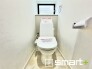 ～ウォシュレット付トイレ～
・小窓から光が差し込む明るいトイレ。使用後や掃除の際には換気もしやすく快適ですね。
・清潔感あるウォシュレット付に交換済みです。
