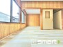 ～明るく暖かな光が差し込む洋室～
・窓からたっぷりの光が舞い込み、お部屋全体を優しく包み込んでくれます。
・収納付きなので整理整頓しやすく、生活空間が広がりますね。
